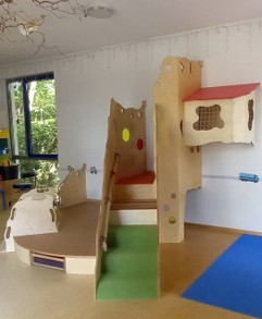 Kita_CK_innen_Spieltreppe.jpg